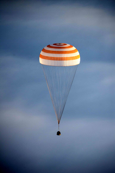 미국항공우주국(NASA) 소속 우주비행사 배리 윌모어, 러시아 연방 우주국(로스코스모스) 소속 알렉산더 사모쿠티야에프와 엘레나 세로바를 태운 러시아의 소유즈 TMA-14M 우주선이 12일(현지시간) 카자흐스탄의 제즈카즈간 지역 인근에 착륙하는 모습이 보인다.  ⓒAFPBBNews=News1