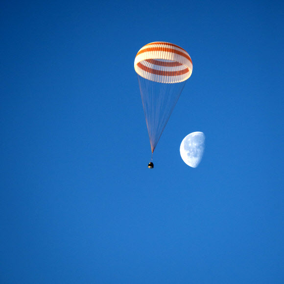 미국항공우주국(NASA) 소속 우주비행사 배리 윌모어, 러시아 연방 우주국(로스코스모스) 소속 알렉산더 사모쿠티야에프와 엘레나 세로바를 태운 러시아의 소유즈 TMA-14M 우주선이 12일(현지시간) 카자흐스탄의 제즈카즈간 지역 인근에 착륙하는 모습이 보인다.  ⓒAFPBBNews=News1