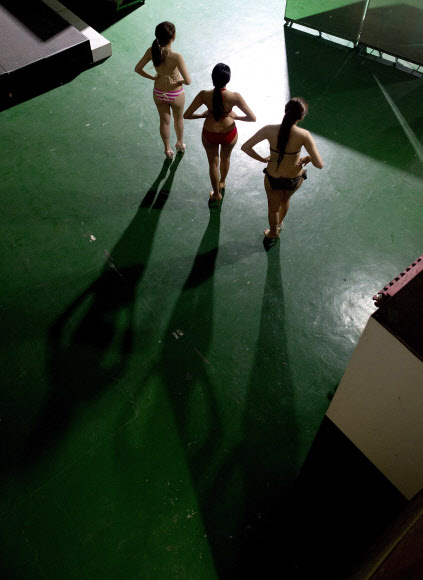 8일(현지시간) 필리핀 마닐라에서 ‘뷰티퀸’ 지원자들이 거울을 보며 포즈를 취하는 연습을 하고 있다.  ⓒAFPBBNews=News1