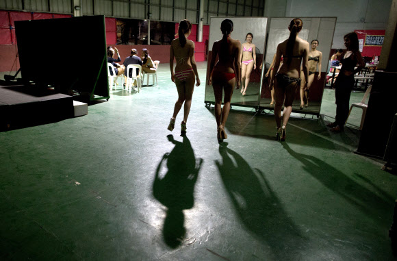 8일(현지시간) 필리핀 마닐라에서 ‘뷰티퀸’ 지원자들이 거울을 보며 포즈를 취하는 연습을 하고 있다.  ⓒAFPBBNews=News1