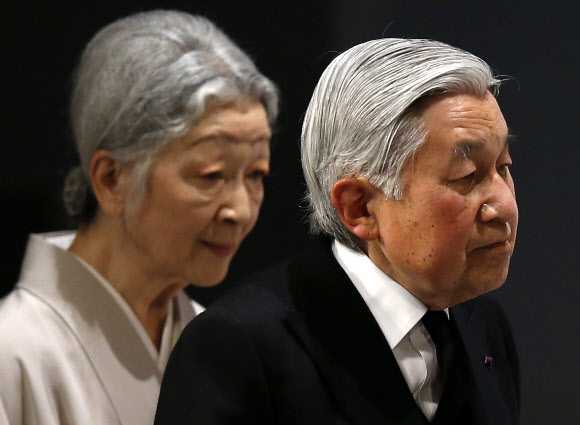 아키히토 일왕과 미치코 왕비가 11일(현지시간) 도쿄도 지요다구 국립극장에서 열린 동일본대지진 4주년 공식 추도식에 참석하고 있다.  ⓒAFPBBNews=News1