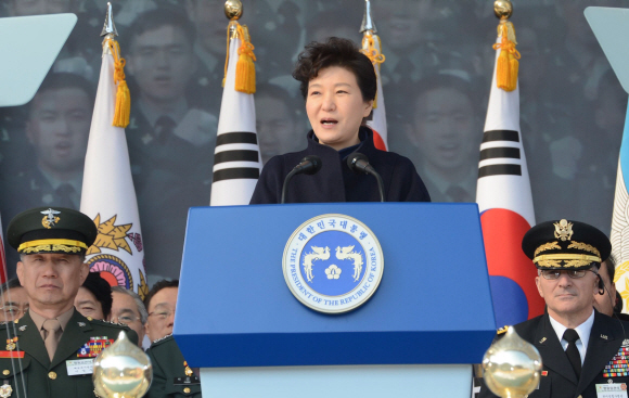 박근혜 대통령이 12일 충남 계룡시 계룡대에서 열린 ’2015년 장교 합동 임관식’에서 인사말을 하고 있다. 안주영 기자 jya@seoul.co.kr