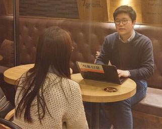 지난 11일 경기 안산시의 한 카페에서 서울신문과 인터뷰를 하는 간접고용 비정규직 김아름(왼쪽)씨.