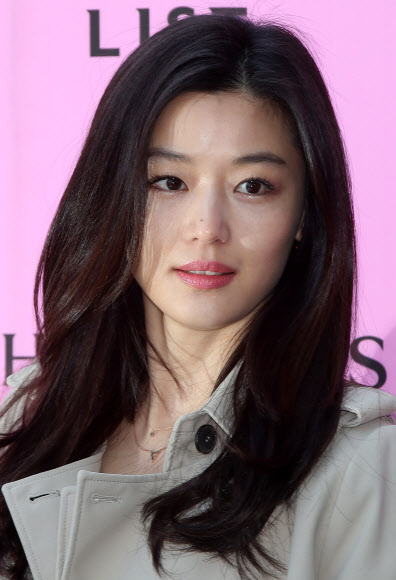 전지현, 빛나는 미모