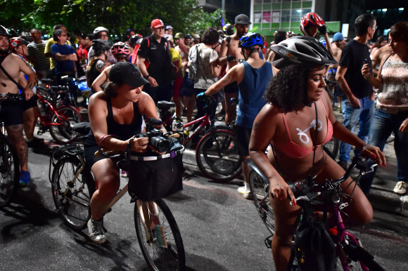 ‘나체’ 자전거타기