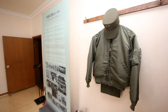 서울시가 복원한 중구 신당동 박정희 전 대통령 가옥이 시민 개방을 하루 앞두고 16일 언론에 공개됐다. 신당동 62-43번지에 있는 이 가옥은 박 전 대통령이 1958년 5월부터 장충동의 국가재건최고회의 의장 공관으로 1961년 8월 이주할 때까지 가족과 함께 생활했던 곳이며, 현대정치사의 중요 전환점이 된 5·16 군사정변이 계획된 곳이기도 하다. 1979년 박 전 대통령 서거 후에는 유족이 살았다. 이 가옥은 1930년대 신당동에 대단위로 조성된 ’문화주택’ 중 오늘날 유일하게 남은 것으로 우리 주거사의 흐름을 그대로 간직했다. 서재에 걸린 군복.  연합뉴스