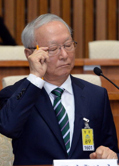 이병호 국가정보원장 후보자가 16일 국회에서 열린 인사청문회에서 눈을 지그시 감은 채 안경을 매만지고 있다.  도준석 기자 pado@seoul.co.kr