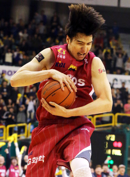 16일 오후 창원체육관에서 열린 프로농구 플레이오프 LG-오리온스전에서 LG 김종규가 경기 종료 직전 오리온스의 라이온스 3점슛이 빗나간 리바운드 볼을 잡아내고 있다.  연합뉴스