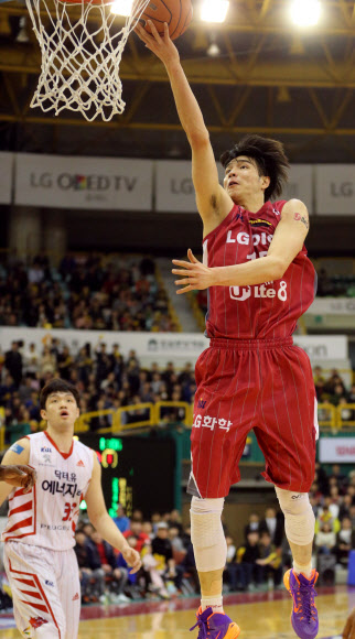 16일 오후 창원체육관에서 열린 프로농구 LG-오리온스전에서 LG 김종규가 오리온스 골밑을 번개처럼 파고 들며 골을 넣고 있다.  연합뉴스