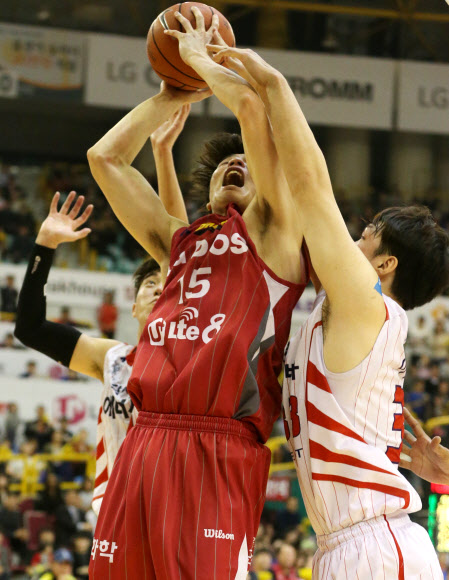 16일 오후 창원체육관에서 열린 프로농구 LG-오리온스전에서 LG 김종규가 오리온스 이승현과 허일영을 뚫고 골밑 슛을 시도하고 있다.  연합뉴스