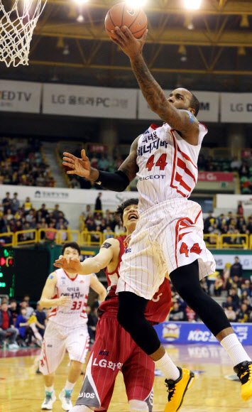 16일 오후 창원체육관에서 열린 프로농구 LG-오리온스전에서 오리온스의 라이온스가 LG 김종규를 뚫고 골밑 슛을 넣고 있다.  연합뉴스