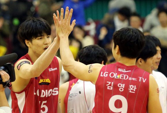 16일 오후 창원체육관에서 열린 프로농구 플레이오프 LG-오리온스전에서 LG 김종규와 김영환이 오리온스를 누르고 4강 진출을 확정 지은 뒤 하이 파이브를 하고 있다.  연합뉴스