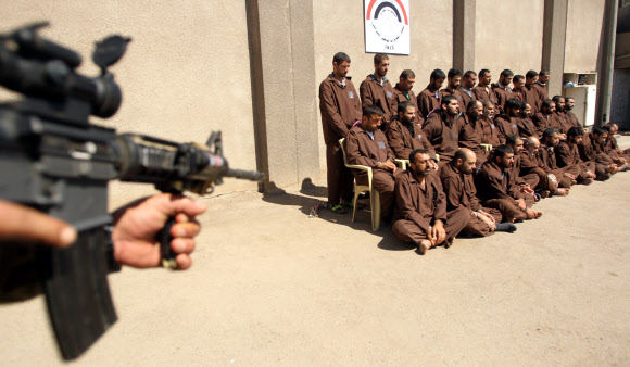 16일(현지시간) 이라크 수도 바그다드에 위치한 이라크 국가정보원 청사 앞에 이라크 정부군이 이슬람 수니파 무장단체 ‘이슬람국가’(IS) 대원으로 추정되는 31명의 인질을 포위하고 있다. 이라크 국가정보원은 최근 바그다드에서 발생한 52건의 공격을 계획·실행한 데에 책임이 있는 31명의 IS 대원들을 체포했다고 밝혔다. ⓒAFPBBNews=News1