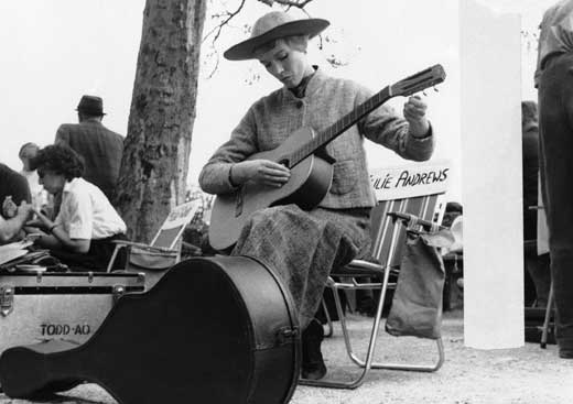 촬영에 앞서 기타를 조율하는 줄리 앤드류스