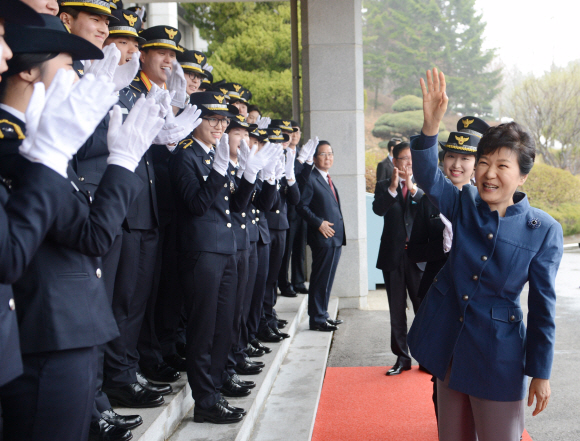 박근혜 대통령이 18일 경기 용인 경찰대 대강당에서 열린 2015 경찰대학생·간부후보생 합동 임용식에서 손을 흔들며 인사하고 있다. 안주영 기자 jya@seoul.co.kr