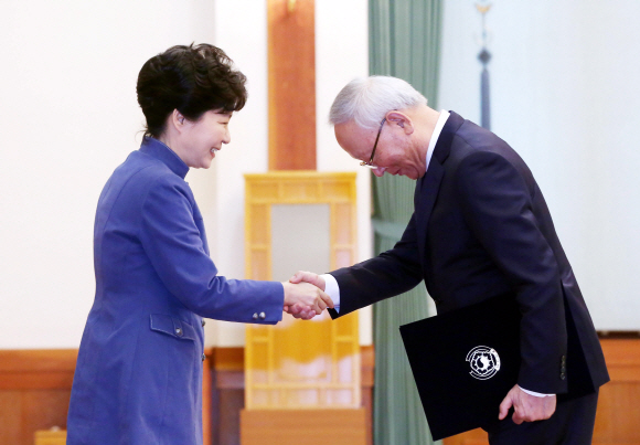 18일 오후 청와대에서 박근혜 대통령이 이병호 신임국정원장에 임명장을 수여하고 악수를 하고 있다.  안주영 기자 jya@seoul.co.kr