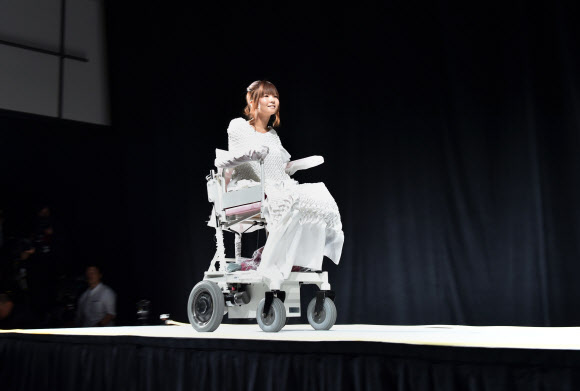 도쿄패션위크가 열린 18일(현지시간) 일본 디자이너 다카후미 츠루타가 디지안한 브랜드 ‘텐보’의 2015/16 가을/겨울 컬렉션 패션쇼가 시작하자 장애우 모델 사노 아미가 전동 휠체어에 앉아 무대에 올랐다.  ⓒAFPBBNews=News1