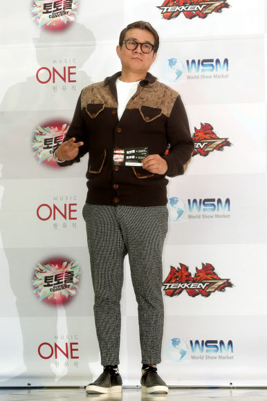 그룹 쿨의 김성수가 19일 오후 서울 영등포구 타임스퀘어 아트리움홀에서 열린 ’토토즐 슈퍼콘서트’ 제작발표회에 참석해 포즈를 취하고 있다.  연합뉴스