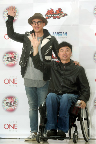 그룹 클론이 19일 오후 서울 영등포구 타임스퀘어 아트리움홀에서 열린 ’토토즐 슈퍼콘서트’ 제작발표회에 참석해 포즈를 취하고 있다. 연합뉴스