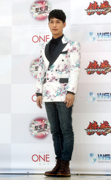가수 김원준이 19일 오후 서울 영등포구 타임스퀘어 아트리움홀에서 열린 ’토토즐 슈퍼콘서트’ 제작발표회에 참석해 포즈를 취하고 있다.  연합뉴스