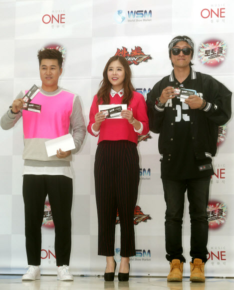 그룹 코요테가 19일 오후 서울 영등포구 타임스퀘어 아트리움홀에서 열린 ’토토즐 슈퍼콘서트’ 제작발표회에 참석해 포즈를 취하고 있다.  연합뉴스