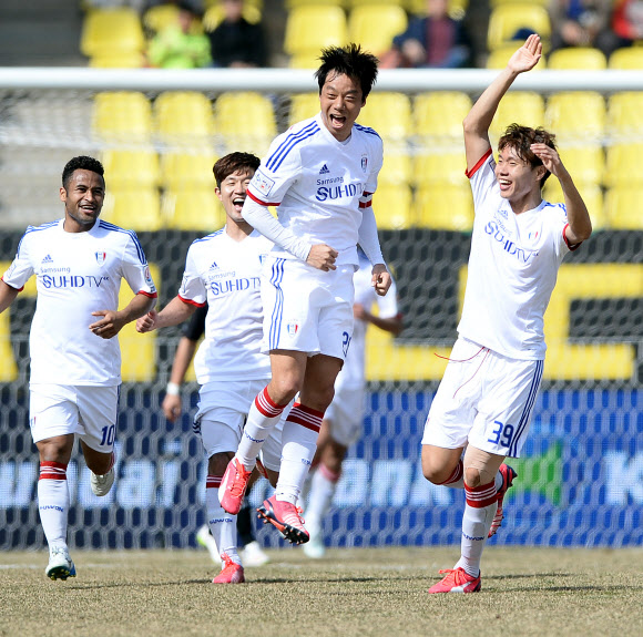 염기훈(가운데·수원)이 22일 경기 성남시 탄천종합운동장에서 열린 프로축구 K리그 성남과의 경기에서 전반 46분 선제골을 뽑아낸 뒤 동료들과 함께 기뻐하고 있다. 탄천 | 박진업기자 upandup@sportsseoul.com