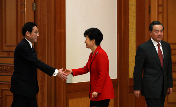 박근혜대통령이 21일 오후 청와대에서 방한중인 중일 외교장관을 만나고 있다. 사진은 오른쪽부터 왕이 중국외교부장, 박대통령, 기시다 후미오 일본 외무대신.  청와대사진기자단