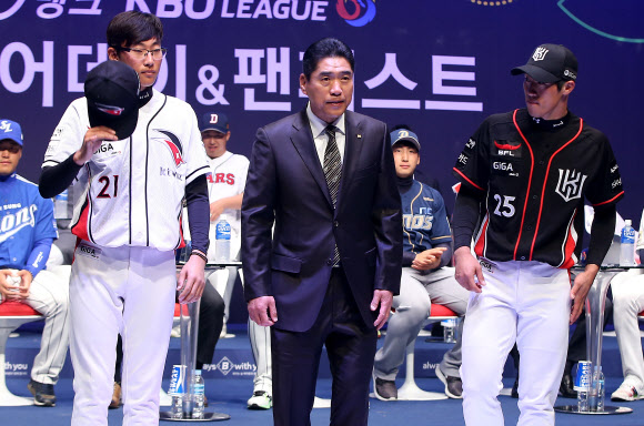 23일 오후 서울 서대문구 대현동 이화여대 ECC 삼성홀에서 열린 ’2015 타이어뱅크 KBO 미디어데이 & 팬페스트’ 행사에서 KT 조범현 감독(가운데), 박세웅(왼쪽)과 김사연이 팬들에게 인사하고 있다.  연합뉴스