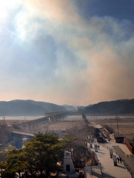 DMZ 산불 도라산전망대까지 번져… 오늘 진화 재개 