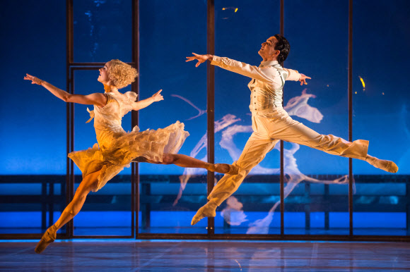 24일(현지시간) 영국 런던 새들러즈웰즈 극장에서 쿠바 댄서 하비에르 토레스(오른쪽)와 캐나다 댄서 드레다 블로우가 ‘위대한 개츠비’를 공연하고 있다.  ⓒ AFPBBNews=News1