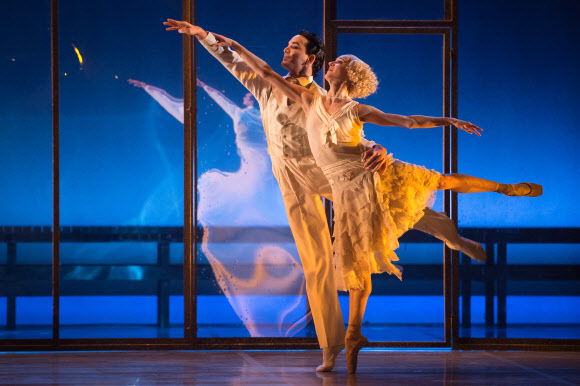 24일(현지시간) 영국 런던 새들러즈웰즈 극장에서 쿠바 댄서 하비에르 토레스(왼쪽)와 캐나다 댄서 드레다 블로우가 ‘위대한 개츠비’를 공연하고 있다.  ⓒ AFPBBNews=News1