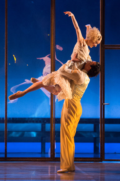 24일(현지시간) 영국 런던 새들러즈웰즈 극장에서 쿠바 댄서 하비에르 토레스(오른쪽)와 캐나다 댄서 드레다 블로우가 ‘위대한 개츠비’를 공연하고 있다.  ⓒ AFPBBNews=News1