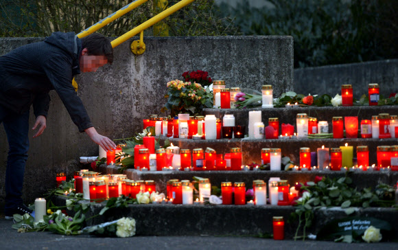 24일(현지시간) 독일 한테른 암 제의 한 중고등학교 앞에 독일 저먼윙스 여객기 추락사고의 희생자들을 위한 추모 공간이 마련된 가운데 한 학생이 꽃을 올려두고 있다. 스페인 바르셀로나에서 출발해 독일 뒤셀도르프로 향하던 저먼윙스 여객기 추락으로 이 학교의 같은 반 학생 16명이 사망했다. ⓒAFPBBNews=News1