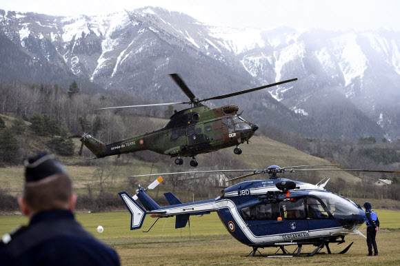 24일(현지시간) 독일 저가항공사 저먼윙스 여객기 추락사고 현장인 프랑스 남부 세인 부근 알프스 산악지대에서 구조대원들이 구조를 위해 헬기를 타고 떠나고 있다. 이 사고로 탑승객 150명이 전원 사망했다. 여객기는 스페인 바르셀로나에서 독일 뒤셀도르프로 향하는 중이었다.  ⓒAFPBBNews=News1