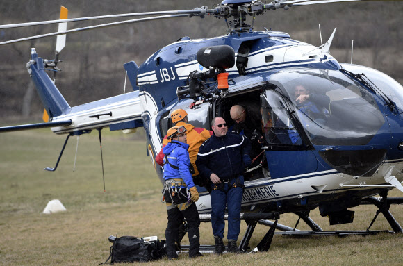 24일(현지시간) 독일 저가항공사 저먼윙스 여객기 추락사고 현장인 프랑스 남부 세인 부근 알프스 산악지대에서 구조대원들이 구조를 위해 헬기를 타고 떠나고 있다. 이 사고로 탑승객 150명이 전원 사망했다. 여객기는 스페인 바르셀로나에서 독일 뒤셀도르프로 향하는 중이었다.  ⓒAFPBBNews=News1