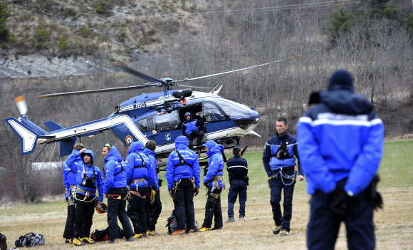 24일(현지시간) 독일 저가항공사 저먼윙스 여객기 추락사고 현장인 프랑스 남부 세인 부근 알프스 산악지대에서 구조대원들이 구조를 위해 헬기를 타고 떠날 채비를 하고 있다. 이 사고로 탑승객 150명이 전원 사망했다. 여객기는 스페인 바르셀로나에서 독일 뒤셀도르프로 향하는 중이었다.  ⓒAFPBBNews=News1