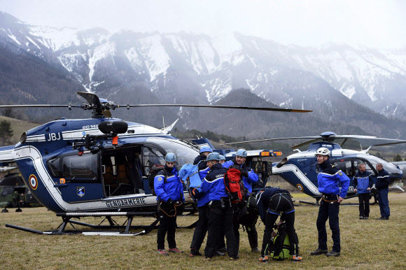 24일(현지시간) 독일 저가항공사 저먼윙스 여객기 추락사고 현장인 프랑스 남부 세인 부근 알프스 산악지대에서 구조대원들이 구조를 위해 헬기를 타고 떠날 채비를 하고 있다. 이 사고로 탑승객 150명이 전원 사망했다. 여객기는 스페인 바르셀로나에서 독일 뒤셀도르프로 향하는 중이었다.  ⓒAFPBBNews=News1