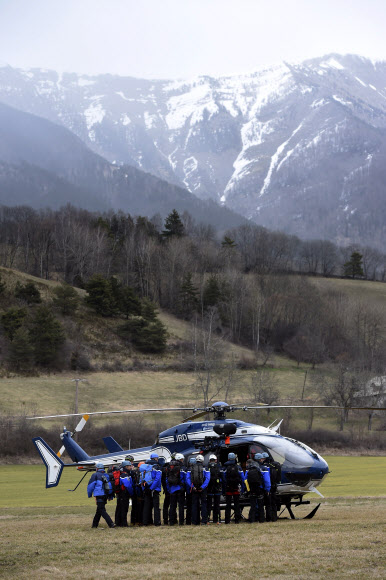 24일(현지시간) 독일 저가항공사 저먼윙스 여객기 추락사고 현장인 프랑스 남부 세인 부근 알프스 산악지대에서 구조대원들이 구조를 위해 헬기를 타고 떠날 채비를 하고 있다. 이 사고로 탑승객 150명이 전원 사망했다. 여객기는 스페인 바르셀로나에서 독일 뒤셀도르프로 향하는 중이었다.  ⓒAFPBBNews=News1