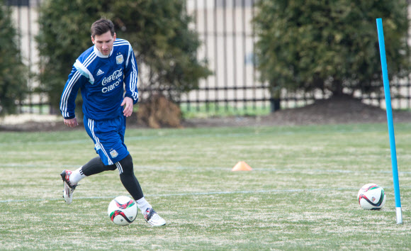 24일(현지시간) 엘 살바도르와의 친선경기를 앞둔 아르헨티나 축구대표팀의 리오넬 메시가 미국 워싱턴 조지타운대학교에서 국가대표팀 선수들과 훈련을 하고 있다.  ⓒAFPBBNews=News1