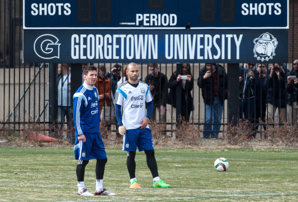24일(현지시간) 엘 살바도르와의 친선경기를 앞둔 아르헨티나 축구대표팀의 리오넬 메시(왼쪽)가 미국 워싱턴 조지타운대학교에서 국가대표팀 선수들과 훈련을 하고 있다.  ⓒAFPBBNews=News1