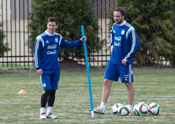 24일(현지시간) 엘 살바도르와의 친선경기를 앞둔 아르헨티나 축구대표팀의 리오넬 메시(왼쪽)가 미국 워싱턴 조지타운대학교에서 국가대표팀 선수들과 훈련을 하고 있다.  ⓒAFPBBNews=News1