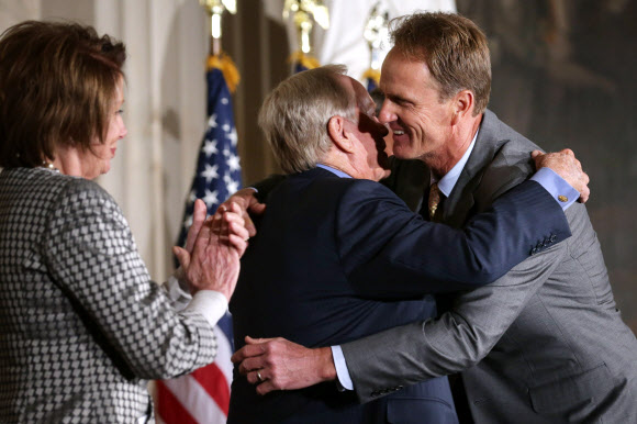 24일(현지시간) 미국 워싱턴 의회에서 골드 메달을 수여 받은 ‘골든베어’ 잭 니클라우스(75)가 자신을 위해 축사를 해준 아들을 껴안고 있다. 잭 니클라우스는 스포츠에 남긴 업적과 사회적 공헌 등으로 가족, 친구, 정치인들에게 많은 칭찬을 받아왔다. 그의 아내 바바라는 지난달 니클라우스 어린이 헬스케어 재단을 통해 마이애미 어린이들의 건강관리 시스템 제고을 위한 6000만 달러를 기부해 화제가 된 바 있다. ⓒAFPBBNews=News1