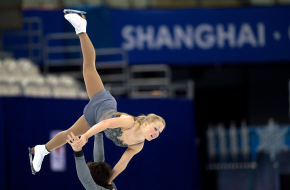 2015 ISU 세계피겨스케이팅 선수권대회(the 2015 ISU World Figure Skating Championships) 아이스댄스 쇼트 페어 프로그램에 참가한 캐나다 줄리안 세귄(Julianne Seguin)과 찰리 빌로도( Charlie Bilodeau)