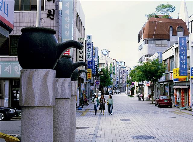 대구 중구는 시간여행을 할 수 있을 정도로 다양한 근대건축물이 보존돼 있다. 예전에 큰 한약재시장이 열렸던 약전골목.  대구 중구 제공