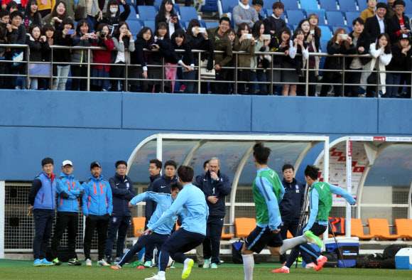 축구대표팀의 태극전사들이 우즈베키스탄과의 평가전을 이틀 앞둔 25일 대전월드컵경기장에서 열린 훈련에서 실전을 방불케 하는 미니 게임을 하고 있다. 대표팀은 1시간 30분에 걸쳐 전방 침투 등 공격에 초점을 맞춘 강도 높은 훈련을 소화했다. 이날 훈련은 일반에 공개됐다. 400여명의 팬이 경기장을 찾아 열띤 응원과 환호로 선수들의 사기를 북돋웠다. 대전 연합뉴스