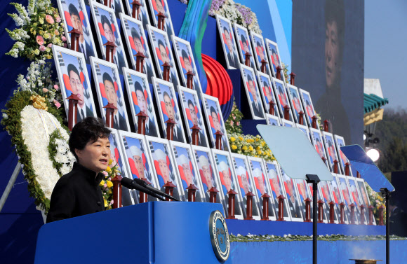 박근혜 대통령이 26일 오전 국립대전현충원에서 열린 천안함 용사 5주기 추모식에서 추모사를 하고 있다.  연합뉴스