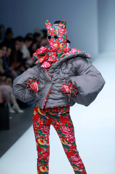 25일 중국 베이징에서 열린 중국패션위크에서 현지 패션디자이너 Sheguang Hu의 컬렉션 의상을 입은 모델이 런웨이 위를 걷고 있다. 이번 패션위크는 24일부터 31일까지 진행된다.  ⓒAFPBBNews=News1