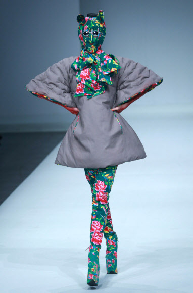 25일 중국 베이징에서 열린 중국패션위크에서 현지 패션디자이너 Sheguang Hu의 컬렉션 의상을 입은 모델이 런웨이 위를 걷고 있다. 이번 패션위크는 24일부터 31일까지 진행된다.  ⓒAFPBBNews=News1