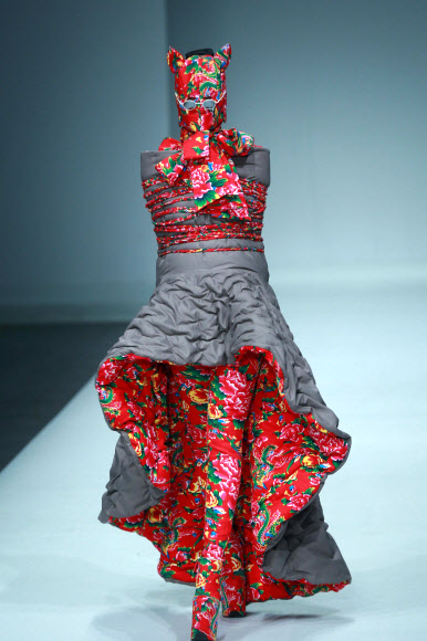 25일 중국 베이징에서 열린 중국패션위크에서 현지 패션디자이너 Sheguang Hu의 컬렉션 의상을 입은 모델이 런웨이 위를 걷고 있다. 이번 패션위크는 24일부터 31일까지 진행된다.  ⓒAFPBBNews=News1