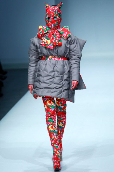 25일 중국 베이징에서 열린 중국패션위크에서 현지 패션디자이너 Sheguang Hu의 컬렉션 의상을 입은 모델이 런웨이 위를 걷고 있다. 이번 패션위크는 24일부터 31일까지 진행된다.  ⓒAFPBBNews=News1 